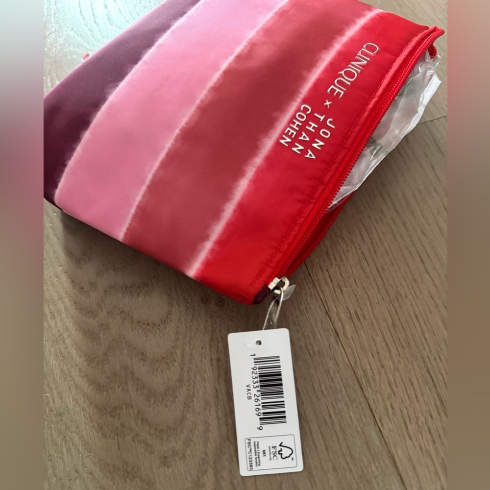 NWT CLINIQUE 4 piece set, Pink and Red Striped Cosmetic Bag with Skincare - Picture 4 of 4